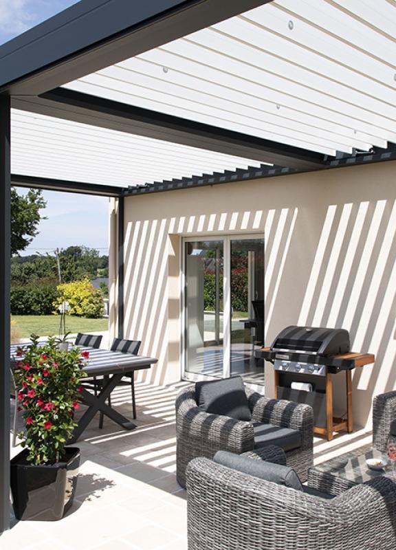 Pergola bioclimatique à Toulouse avec éclairage LED intégré et stores verticaux