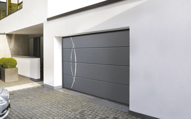 Porte de garage sectionnelle moderne installée à Toulouse