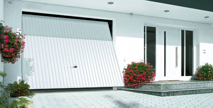 Porte de garage sectionnelle installée à Toulouse par Store Toulouse Pro