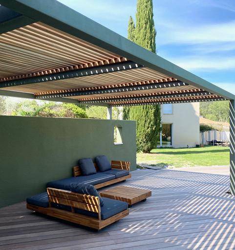 Terrasse aménagée avec une pergola bioclimatique design à Toulouse